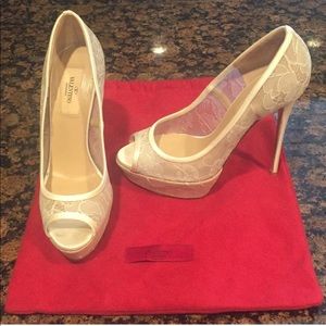 🛍🎀🎁Sold, Valentino, Natural Lace & Satin Pumps